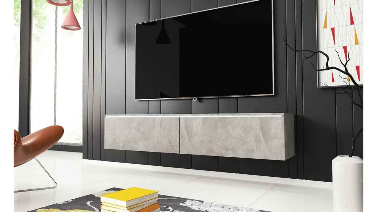 Snygg tv bänk höjd med betongliknande yta, svävande under en stor TV. En modern inredning med stil.