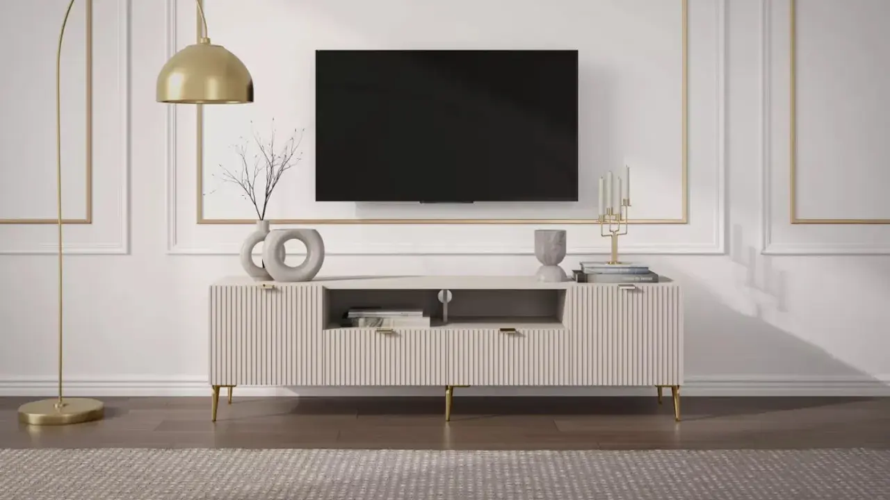 Elegant tv konsol med guldbelagd golvlampa och moderna dekorationer.