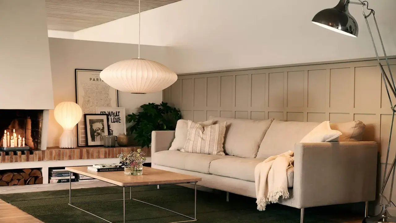 En inbjudande soffgrupp med en bekväm soffa, ett lågt soffbord och en mysig brasa.
