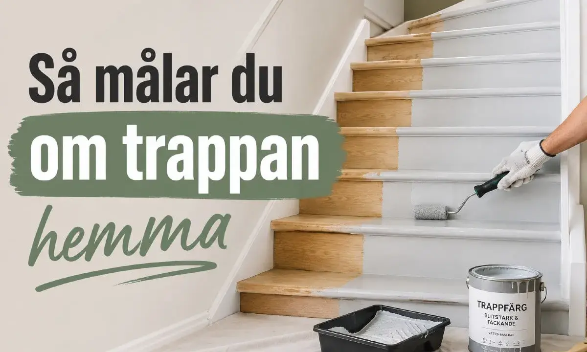 En person målar trappsteg inomhus med en liten roller. Halva trappan är omålad, halva är målad i ljusgrått. Texten "Så målar du om trappan hemma" syns.