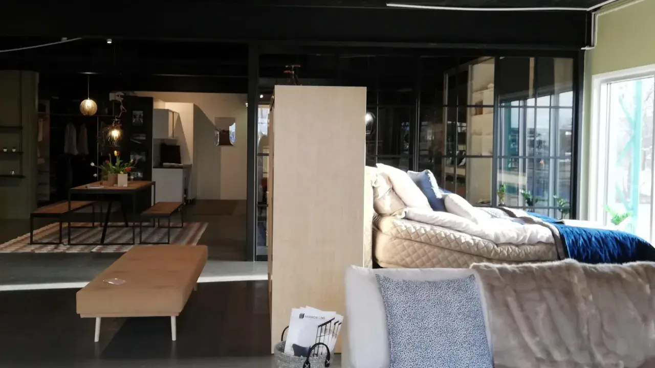 En garderob som rumsavdelare skapar en smart och stilren lösning för att dela upp ytor i hemmet.
