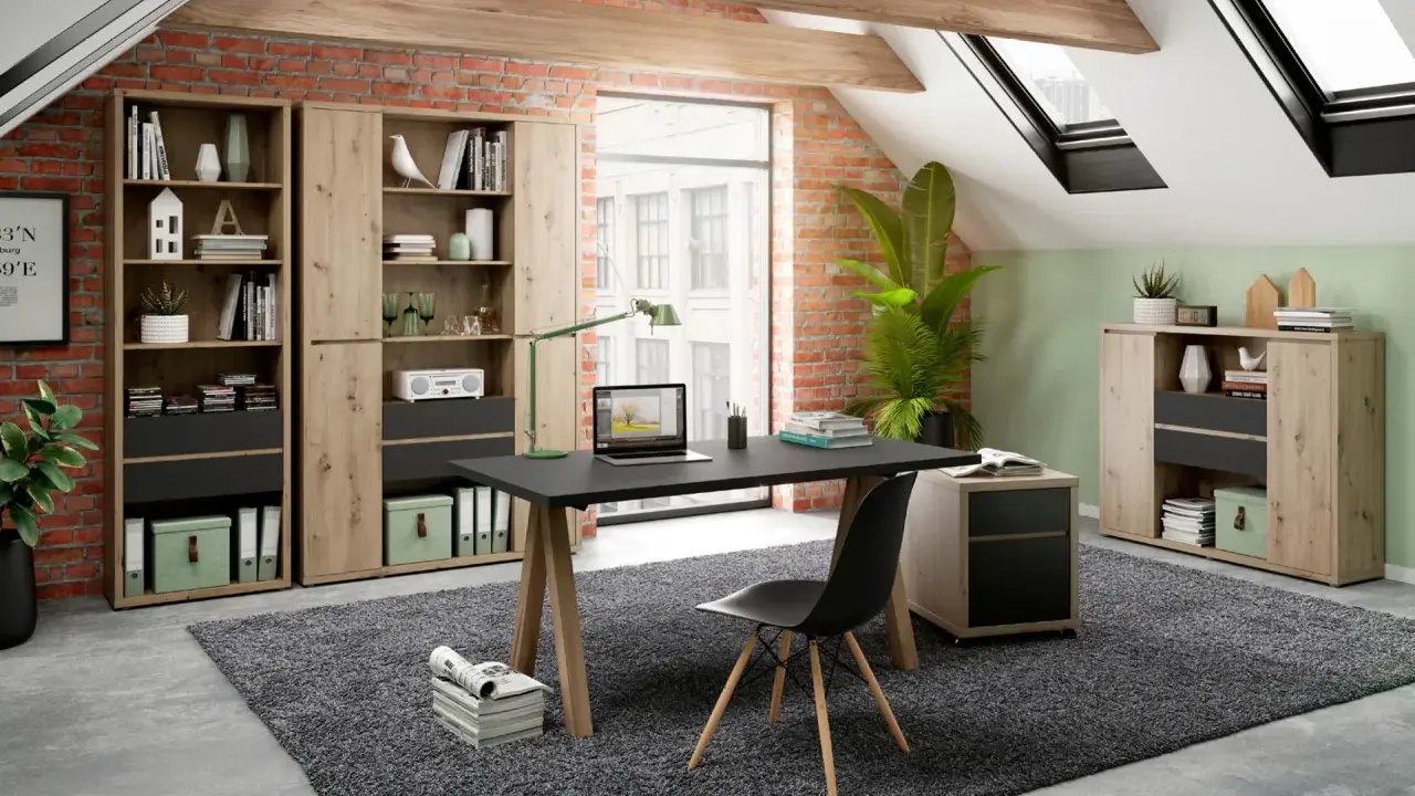 Mysigt arbetsrum med tegelväggar, träbjälkar och takfönster. Perfekt arbetsrum inspiration med skrivbord, bokhyllor och gröna detaljer.