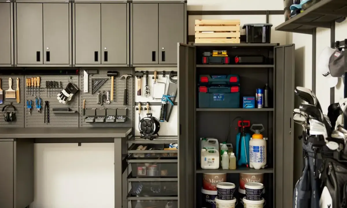 Ordning och reda i garaget med smarta lösningar för att bygga hyllor. Verktyg och förvaring organiserat på väggar och i skåp.