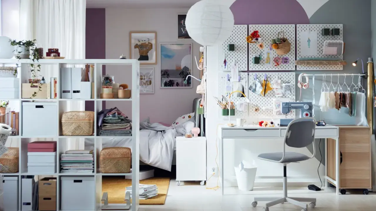 Ett kreativt ungdoms rum med pysselhörna, säng och förvaring. Här finns plats för både studier och fritid.