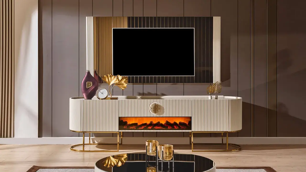 Elegant tv bänk med elkamin som skapar en mysig atmosfär. Den vita möbeln med gulddetaljer passar perfekt i ett modernt hem.