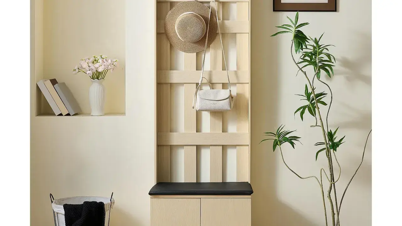 Hallmöbel med krokar för hatt och väska. Perfekt hall inspiration för en stilren entré.