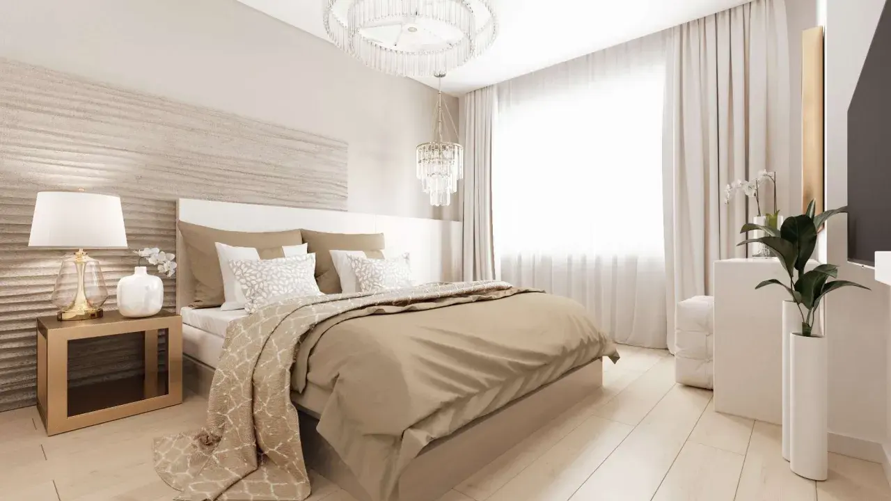 Ett romantiskt sovrum med en stor säng, mjuka textilier och en elegant kristallkrona. Ljusa färger och en lugn atmosfär skapar en inbjudande känsla.