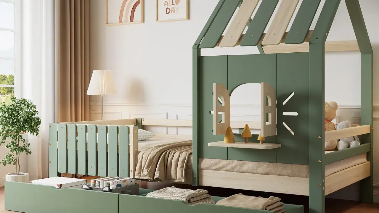 En charmig träsäng barn i form av ett hus, med förvaringslådor och en lekfull design som inbjuder till äventyr.