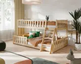 En ljus barnkammare med en våningssäng med dubbelsäng i trä. Sängen är bäddad med bruna och gröna kuddar samt en brun filt.