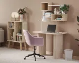 Skrivbord inspo: Ett ljust skrivbord med laptop, en rosa stol och hyllor med växter och böcker. En mysig arbetsplats.
