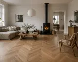 En mysig lounge med en stor soffa, en eldstad och en träbänk. En modern möbel trend som skapar en varm och inbjudande atmosfär.