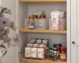 Ordning i skafferiet med burkar och förpackningar. Perfekt för att bygga skafferi med bra överblick.