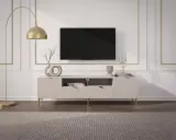 Elegant tv konsol med guldbelagd golvlampa och moderna dekorationer.