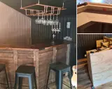 Här byggs en bar med rustik träfinish. Glasställning i koppar hänger ovanför. Tre bilder visar olika steg i bygget.