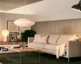 En inbjudande soffgrupp med en bekväm soffa, ett lågt soffbord och en mysig brasa.