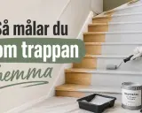 En person målar trappsteg inomhus med en liten roller. Halva trappan är omålad, halva är målad i ljusgrått. Texten "Så målar du om trappan hemma" syns.