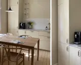 Ljust kök med beige skåpluckor, träbord och stolar. En kaffemaskin står på bänken. Kanske dags att måla luckor för en fräschare känsla?