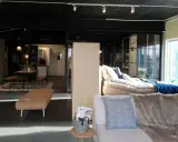 En garderob som rumsavdelare skapar en smart och stilren lösning för att dela upp ytor i hemmet.