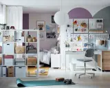 Ett kreativt ungdoms rum med pysselhörna, säng och förvaring. Här finns plats för både studier och fritid.