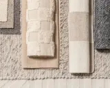 Olika mattor i neutrala färger, perfekta för ett modernt ungdomsrum. Texturer och mönster skapar en mysig känsla.