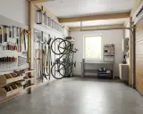 Praktiska garage inredningstips: verktyg på väggar, cyklar upphängda och en arbetsbänk för projekt.