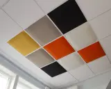 Färgglada akustikplattor i ett rutmönster på ett innertak. Enkla att måla innertak plattor för att skapa en unik design.