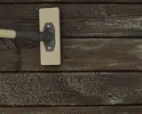 En borste med skum rengör träet. Snart är det dags att skura altan för sommaren.