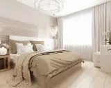 Ett romantiskt sovrum med en stor säng, mjuka textilier och en elegant kristallkrona. Ljusa färger och en lugn atmosfär skapar en inbjudande känsla.