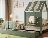 En charmig träsäng barn i form av ett hus, med förvaringslådor och en lekfull design som inbjuder till äventyr.