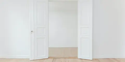 Vita dörrar står öppna mot ett ljust rum. Perfekt för att måla lister och ge hemmet ett lyft.