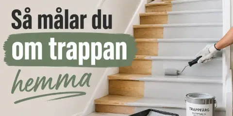 En person målar trappsteg inomhus med en liten roller. Halva trappan är omålad, halva är målad i ljusgrått. Texten "Så målar du om trappan hemma" syns.