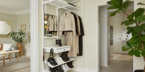 Snyggt och praktiskt sätt att organisera hallen med kläder och skor på hyllor och krokar.