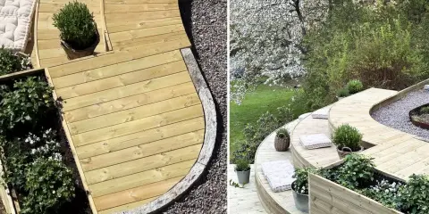 En vacker, böljande rund altan i trä med planteringslådor och kuddar. Perfekt för en avkopplande stund i trädgården.