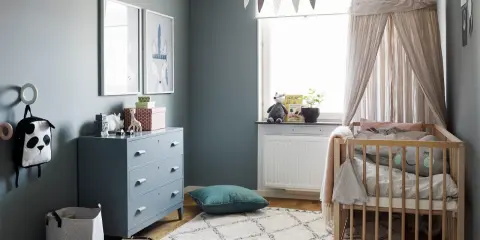 Mysigt bebisrum med spjälsäng, skötbord, leksaker och fina väggdekorationer.