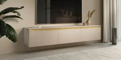 Ett stilrent, högt tv bord i ljust trä med ribbad front. En stor platt-TV hänger ovanför, och en stor grön växt ger liv åt rummet.