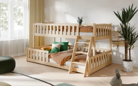 En ljus barnkammare med en våningssäng med dubbelsäng i trä. Sängen är bäddad med bruna och gröna kuddar samt en brun filt.