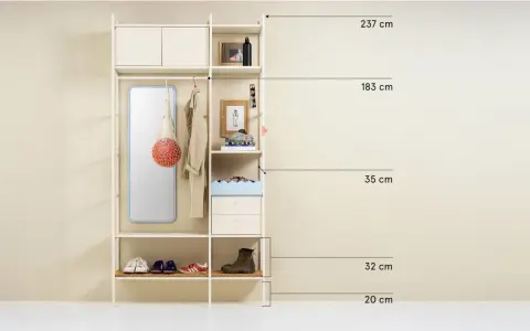 En stilren hall hylla med spegel, klädkrok, förvaringslådor och hyllplan för skor och accessoarer.