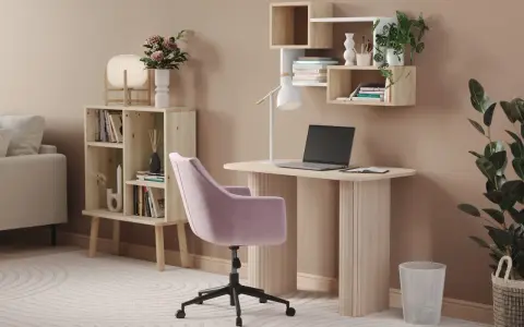Skrivbord inspo: Ett ljust skrivbord med laptop, en rosa stol och hyllor med växter och böcker. En mysig arbetsplats.