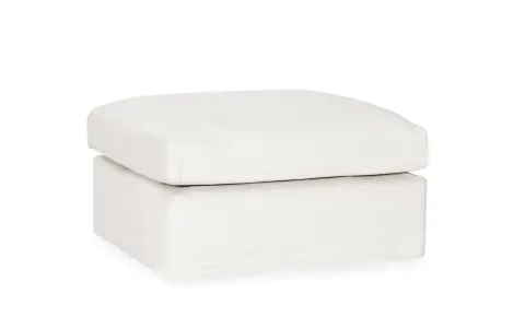 En vit förvaringspuff med mjukt rundad ovandel och en stabil bas. Perfekt för att gömma undan saker och samtidigt ha en bekväm sittplats.