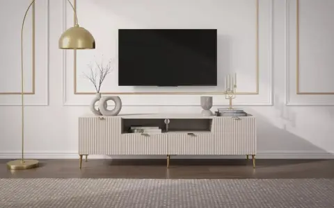 Elegant tv konsol med guldbelagd golvlampa och moderna dekorationer.
