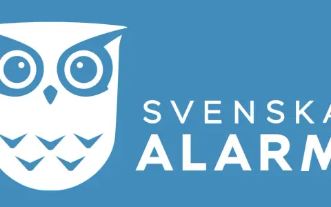 Vit uggla med texten SVENSKA ALARM. En logotyp som kan ge intrycket av en bluff.
