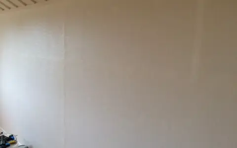 När man ska tapetsera trapphus är det viktigt med ett bra underarbete. Här syns en vägg som är redo för tapetsering.