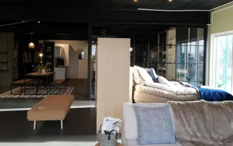 En garderob som rumsavdelare skapar en smart och stilren lösning för att dela upp ytor i hemmet.