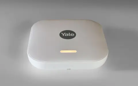 Vit Yale-hub med en lysande indikator, en del av ett modernt garda alarm-system för ökad trygghet.