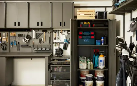 Ordning och reda i garaget med smarta lösningar för att bygga hyllor. Verktyg och förvaring organiserat på väggar och i skåp.