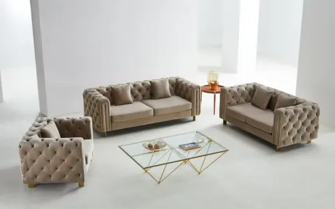 En lyxig soffgrupp med en soffa 3+2+1 i sammet, med knappad design och guldfärgade detaljer.