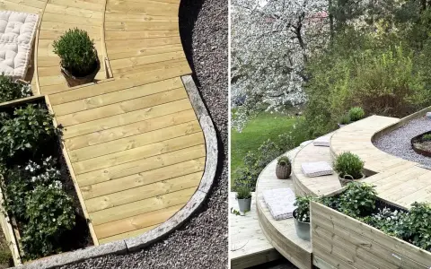 En vacker, böljande rund altan i trä med planteringslådor och kuddar. Perfekt för en avkopplande stund i trädgården.