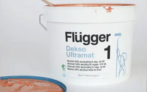 En hink Flügger Dekso Ultramat färg, med en träpinne som rör om. Jämför sidenmatt vs matt finish.