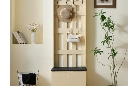 Hallmöbel med krokar för hatt och väska. Perfekt hall inspiration för en stilren entré.