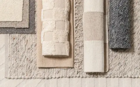 Olika mattor i neutrala färger, perfekta för ett modernt ungdomsrum. Texturer och mönster skapar en mysig känsla.